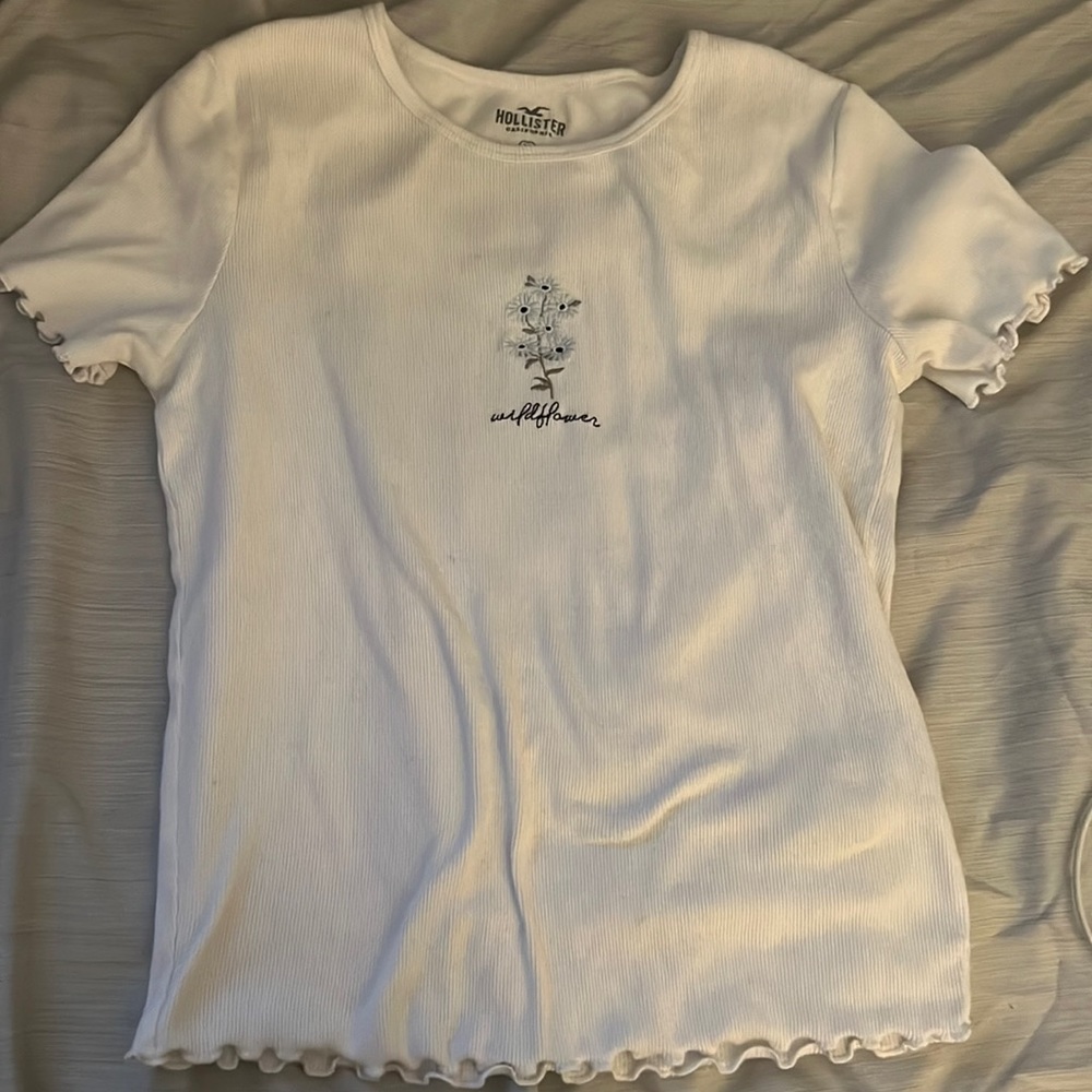 holister , white wildflower shirt
